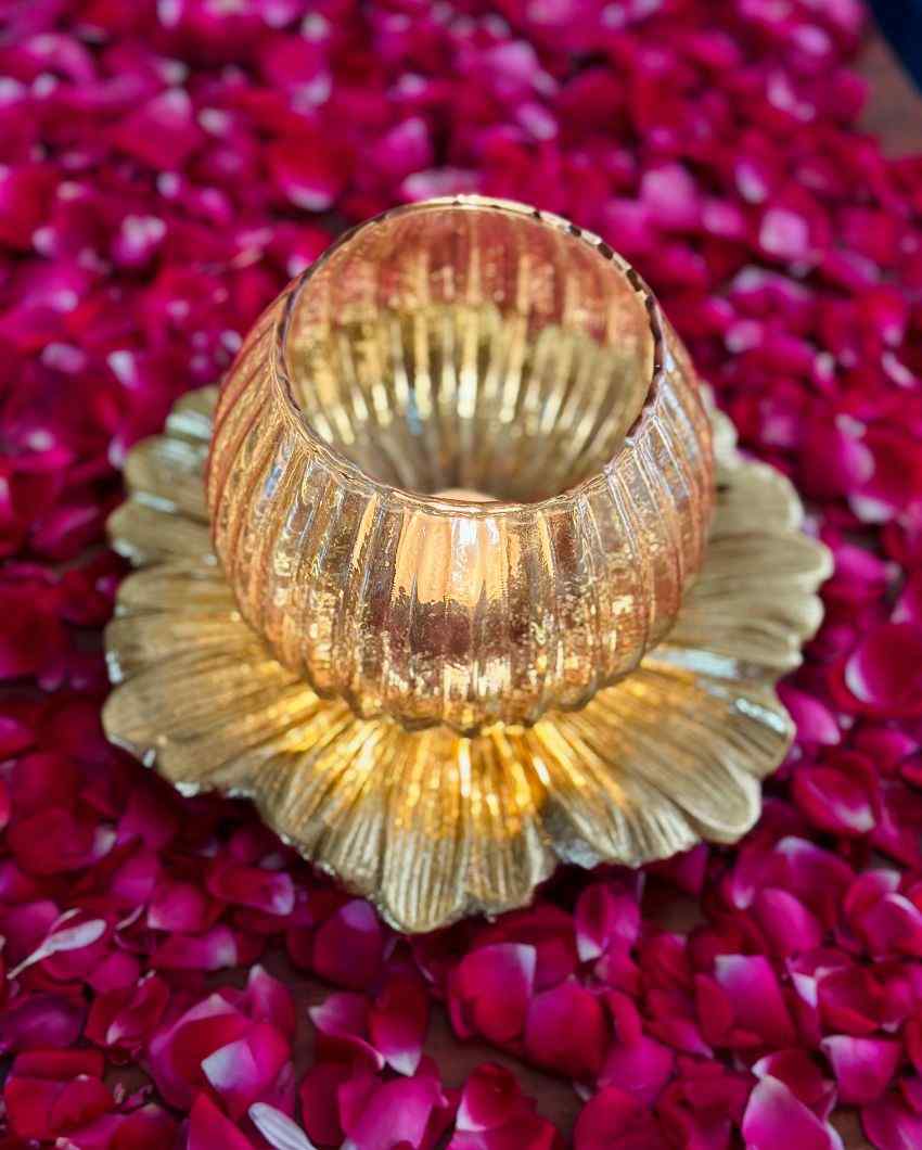 Glass Hurricane Lamp With Decorative Daisy Flower Platter