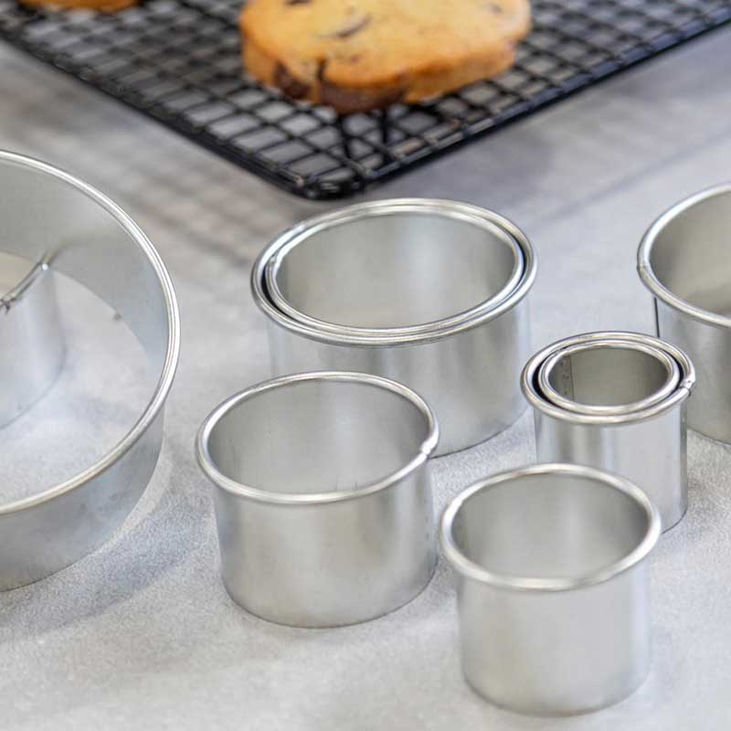 Round Plain Pastry Cutters with Metal Storage Tin Set of 11 Dusaan