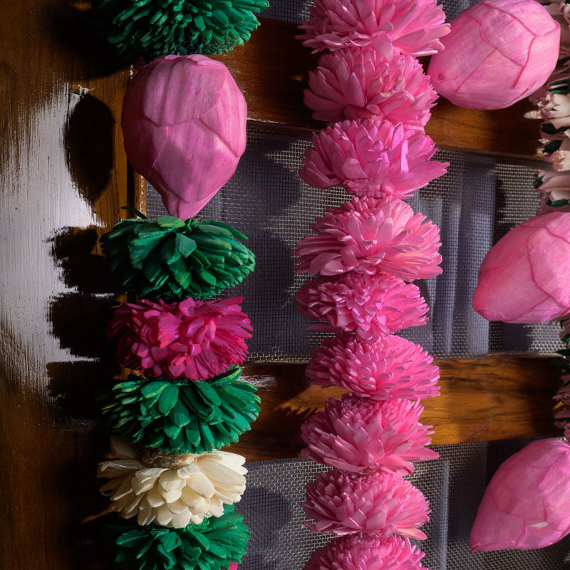 Ishani Solawood Zinnia Flower Garland With Lotus Handing Default Title