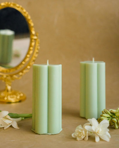 Flower Shaped Scented Pillar Candles | Set of 2 | 250 Gram | 6 x 6 x 9 cm / 2.36 x 2.36 x 3.54 inches