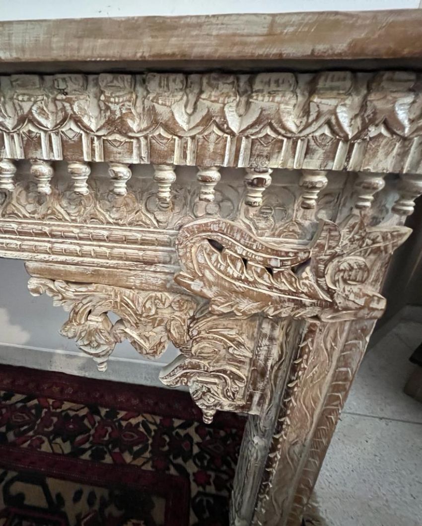 Sehr Cream Carved Wooden Console/Sideboard Elegant Craftsmanship and Classic Style