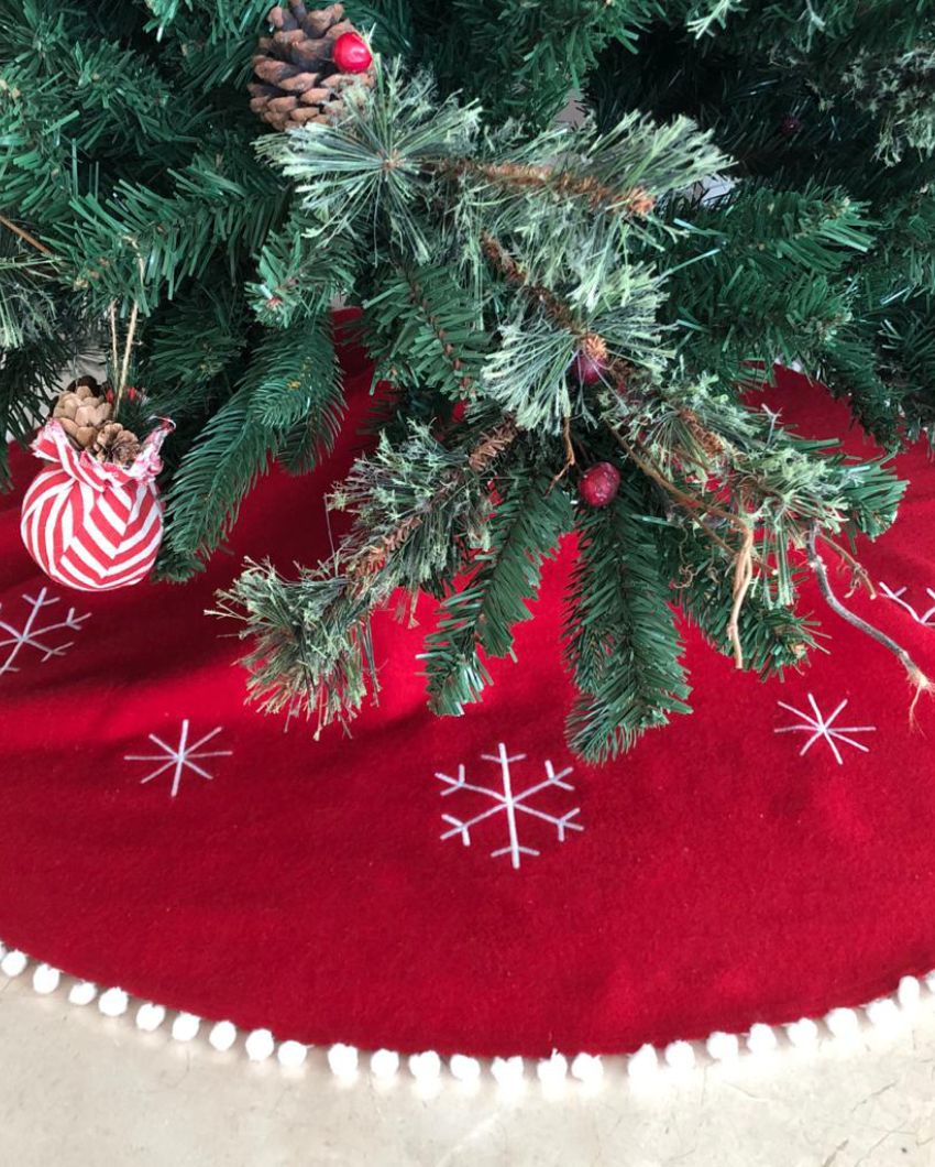 Red Snowflake Pattern Christmas Tree Skirt | 16 x 1 inches