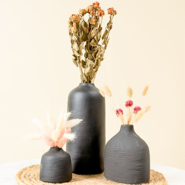 Elegant Vase with Dried Flowers for a Touch of Mystery