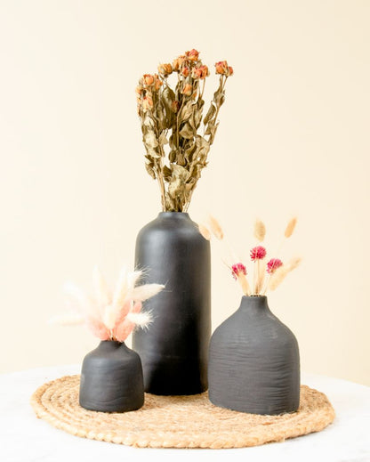 Elegant Vase with Dried Flowers for a Touch of Mystery